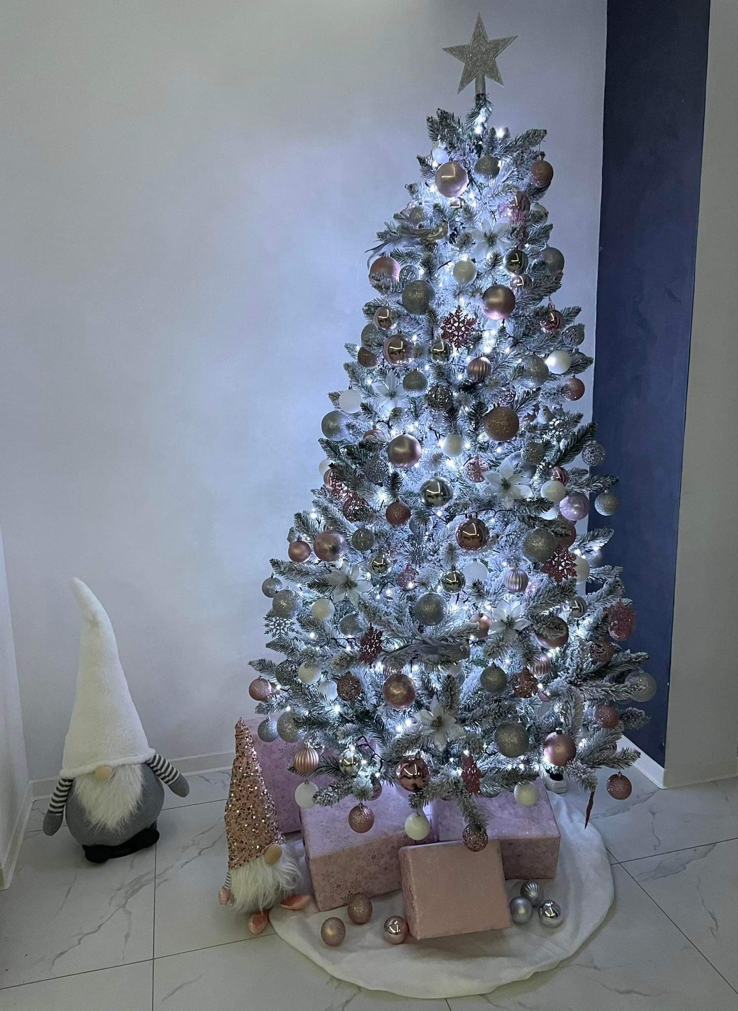 245cm umelý vianočný stromček Smrek biely – Obrázok 3